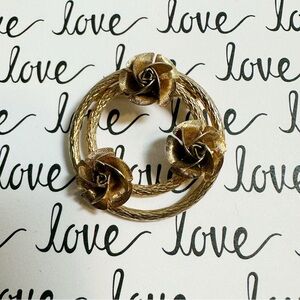 💌 Vintage Gold Tone Rosette Circle Brooch